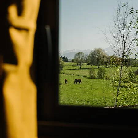 Les Du Lizon אכסניה