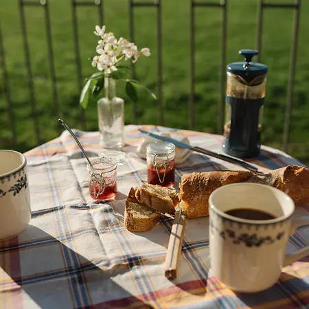 Les Du Lizon אכסניה